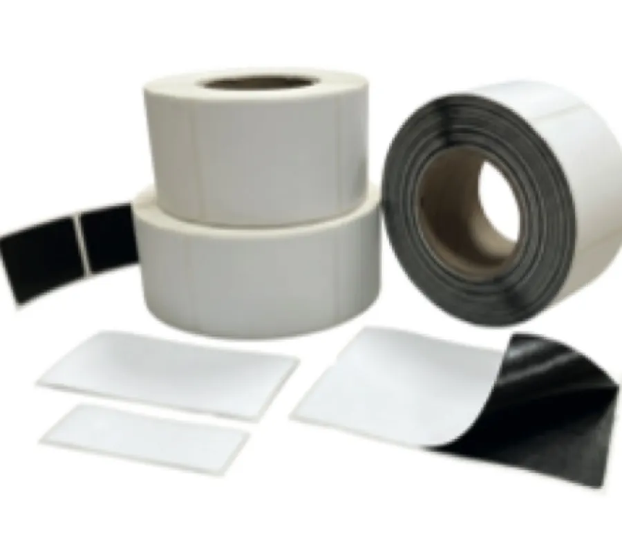 Rollos de etiquetas blancas con adhesivo negro